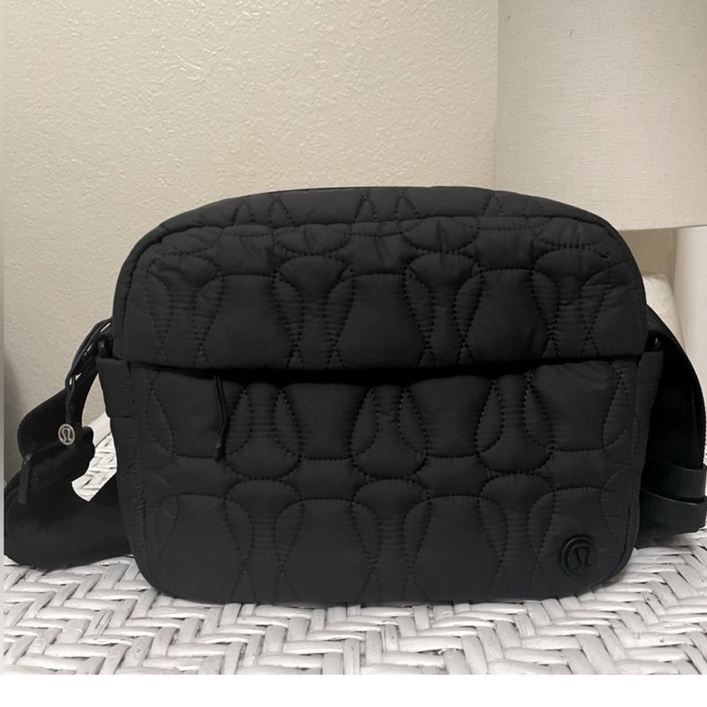 🍋🦄 LIKE NEW Lululemon Quilted Embrace 4L Crossbody Bag in Black (Looks GRAY)